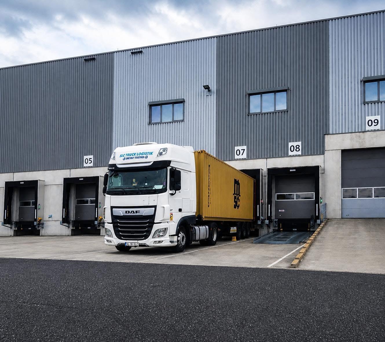 Camion DAF SLC cu container la un punct de încărcare
